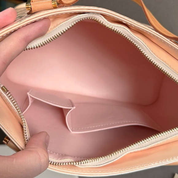 💥SOLD💥 LOUIS VUITTON Classic ‘Marshmallow’ Vernis LV Monogram Houston Tote Bag - Picture 9 of 12